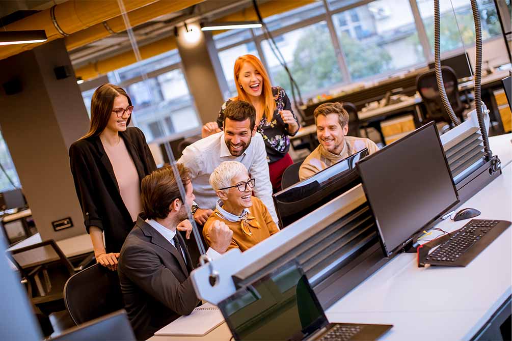 Empleados contentos evitando la rotación de personal
