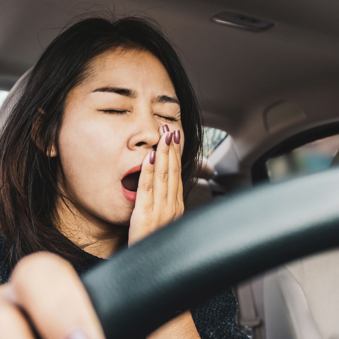 Mujer cansada manejando